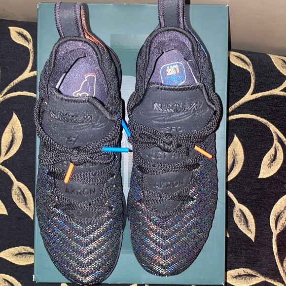 Lebron 16 - Picture 4 of 6